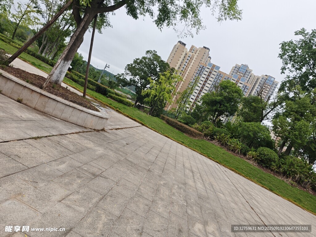 城市公園中的磚石步道景觀