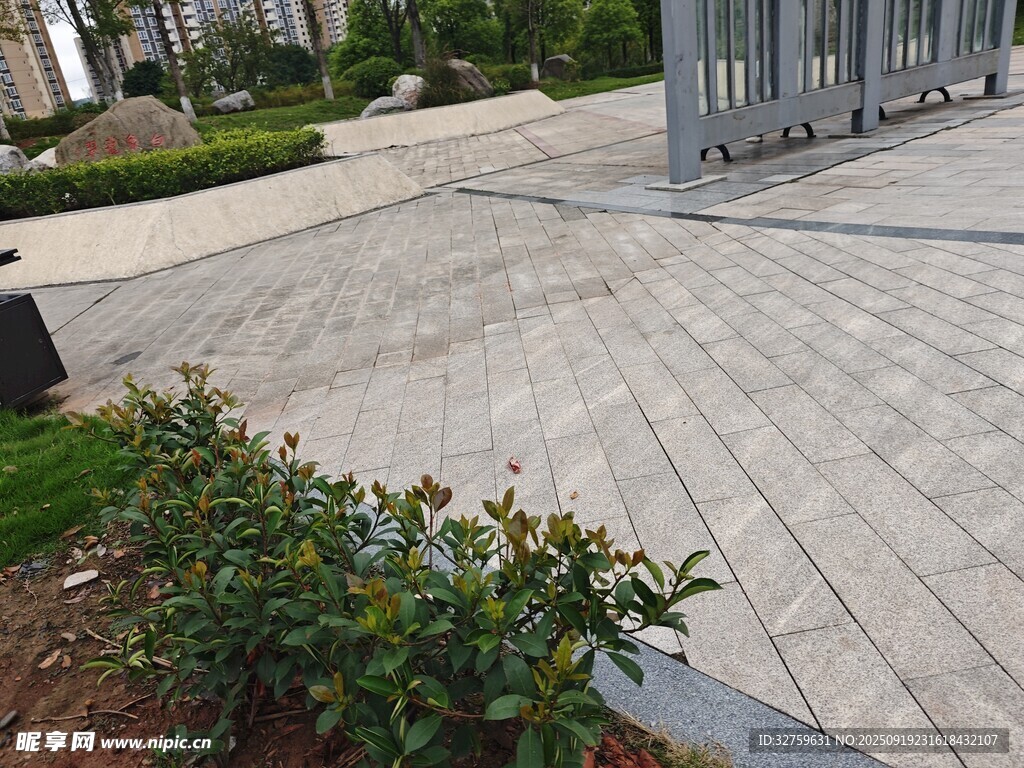 現(xiàn)代小區(qū)戶外景觀步道