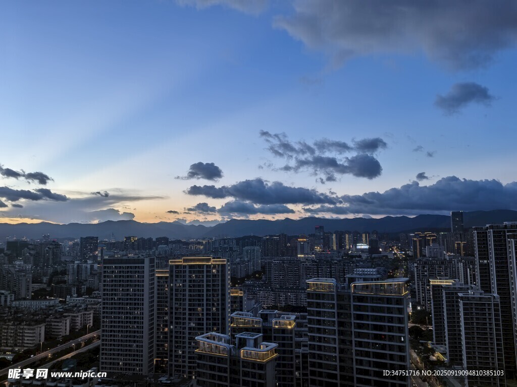 城市天際線的黃昏美景