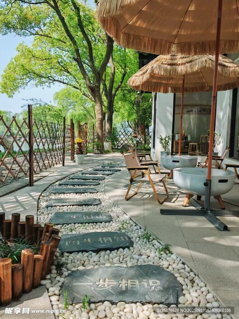 戶外休閑露臺(tái)愜意場(chǎng)景