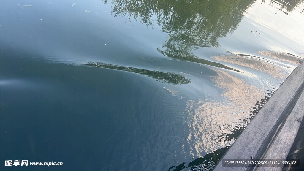 湖邊木棧道旁的粼粼水波