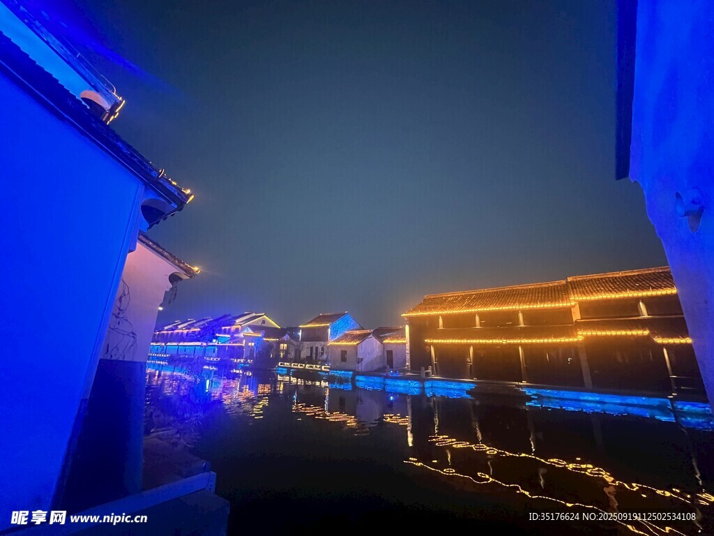 夜晚河畔絢麗燈光景觀