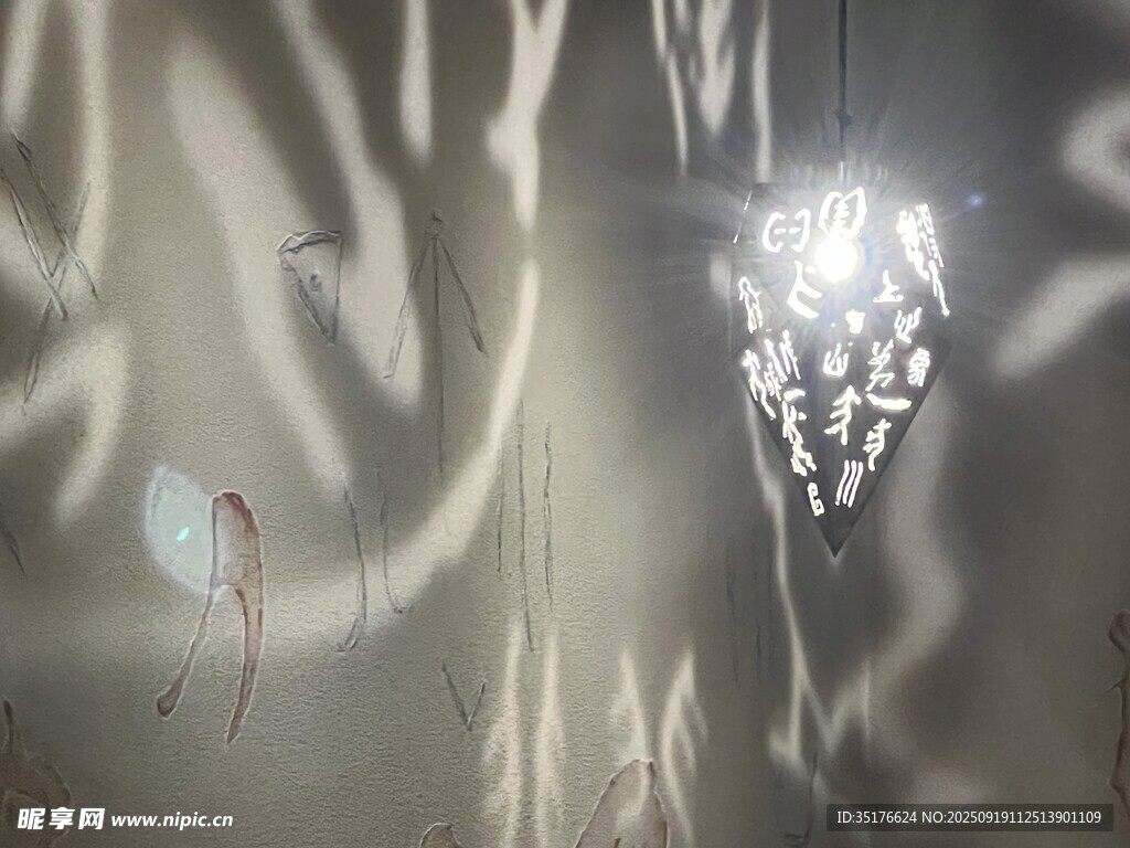 獨特吊燈營造夢幻光影氛圍