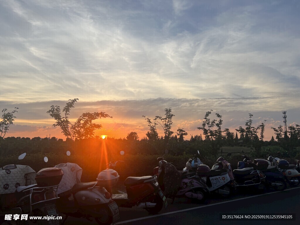 夕陽(yáng)下的停車(chē)場(chǎng)景象