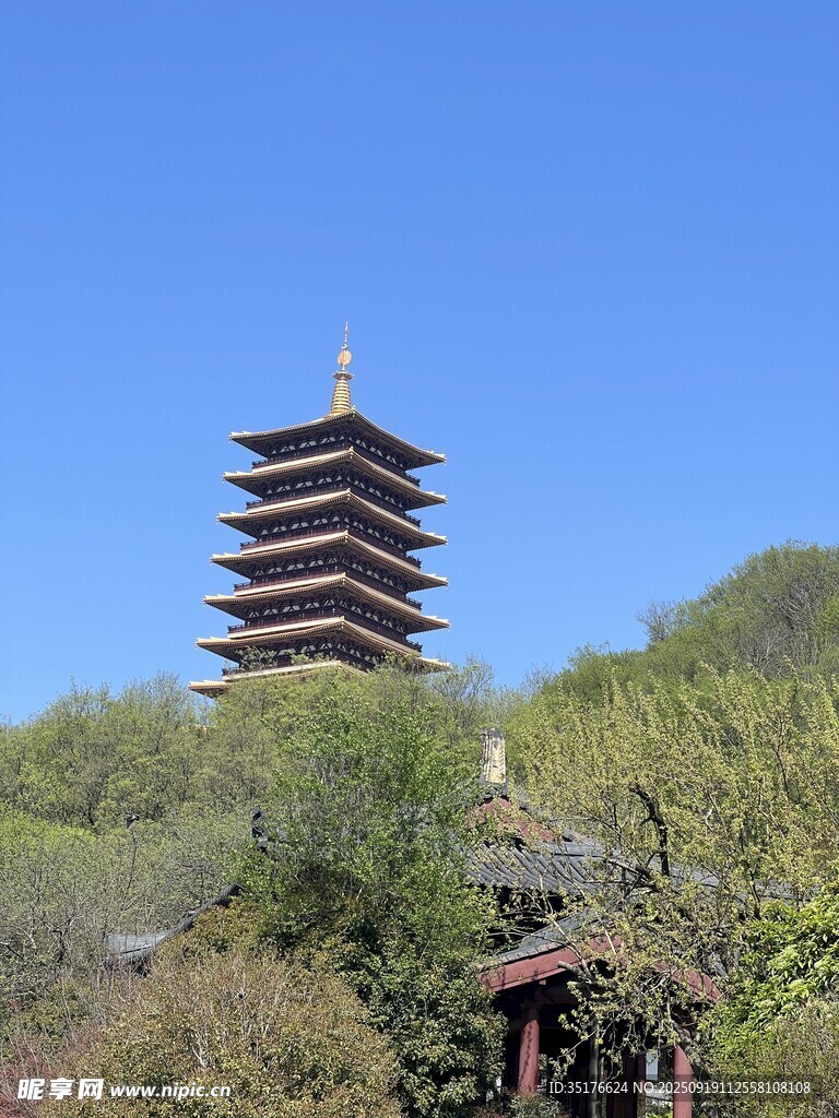 古樸寶塔立于蔥郁林間