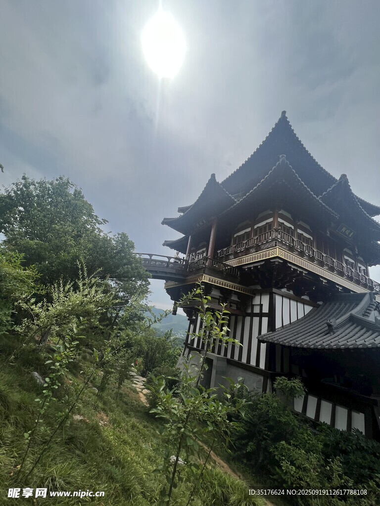 山林中的古樸中式樓閣