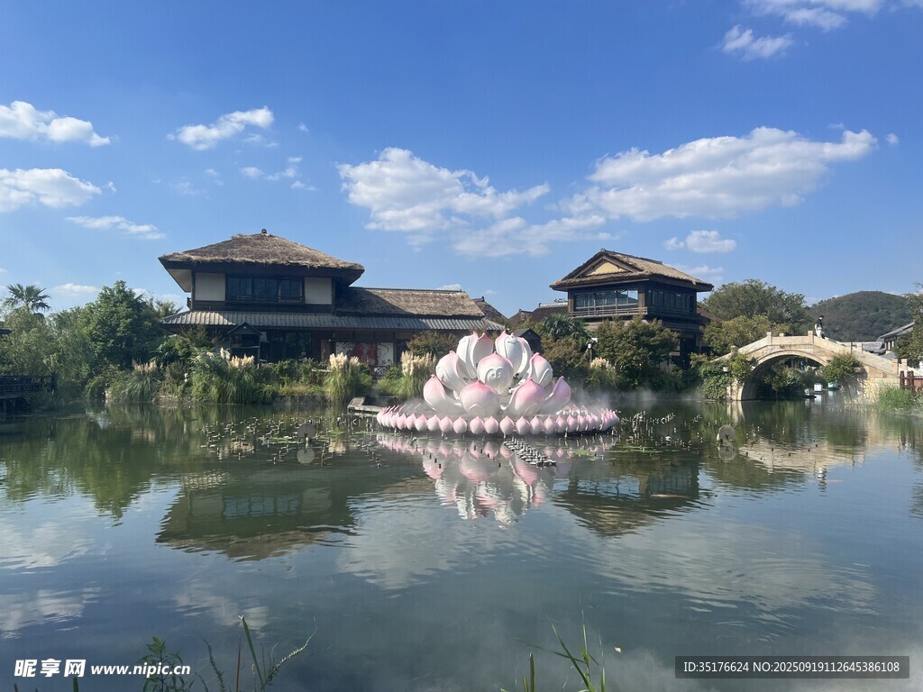 湖畔中式建筑景觀倒影