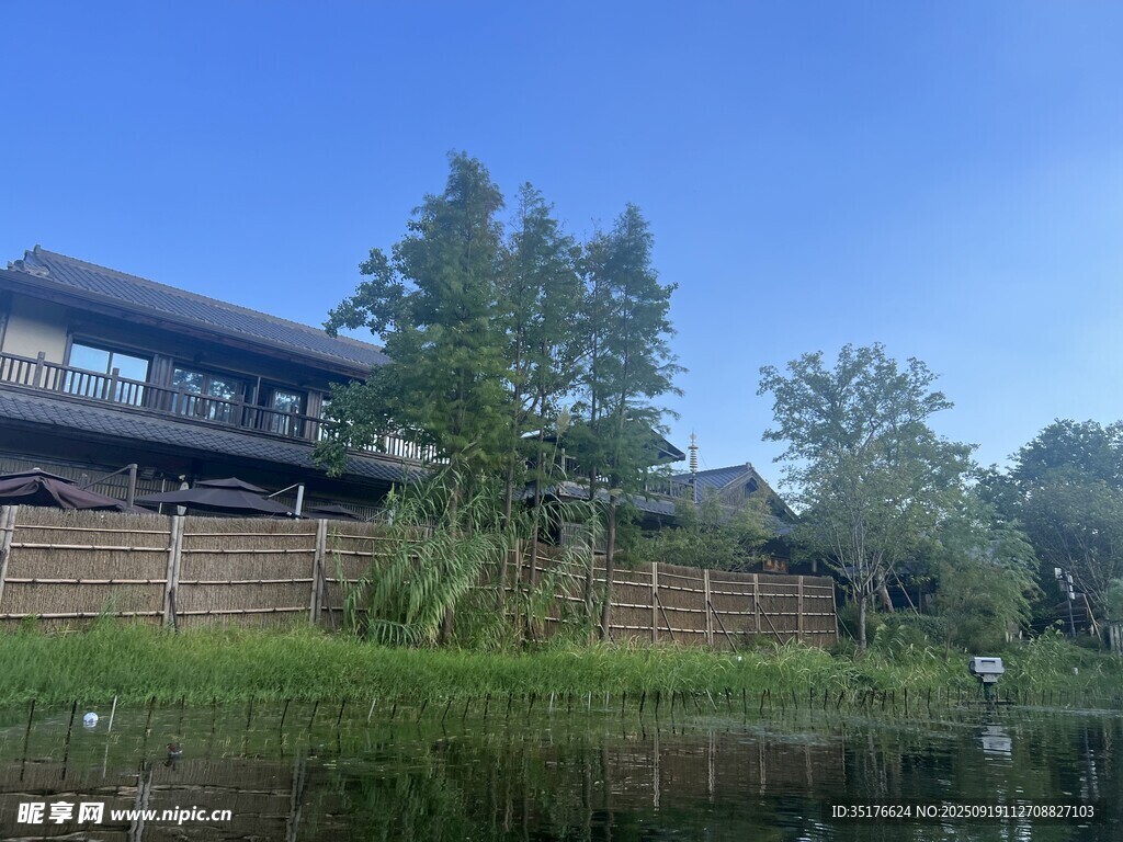 湖畔中式建筑自然景致