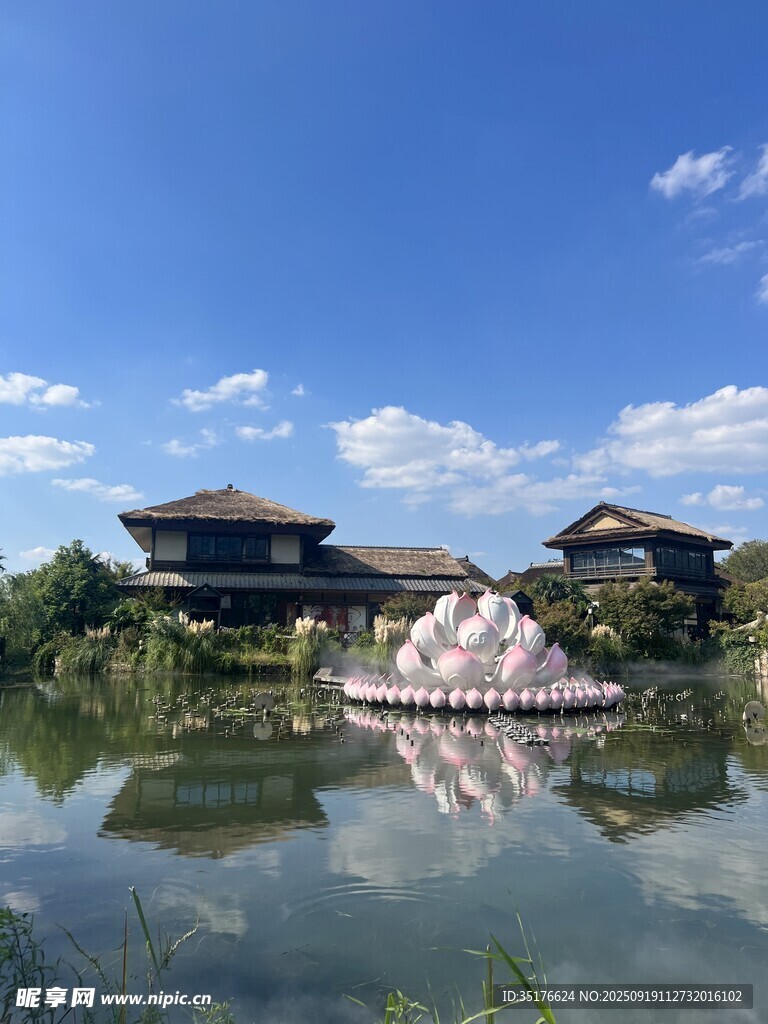 湖畔中式建筑與噴泉景觀