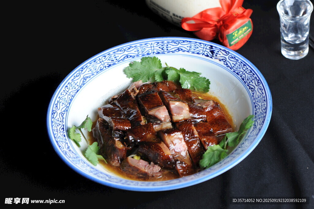 美味醬鴨擺于藍(lán)白瓷碗