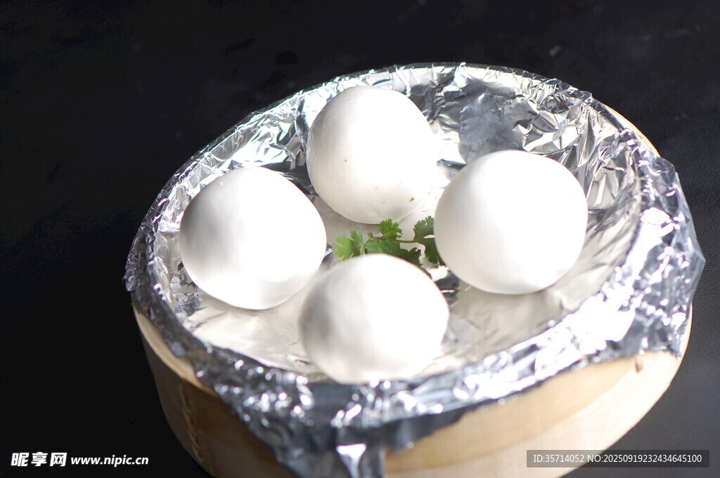 錫紙蒸籠里的美味白團(tuán)子