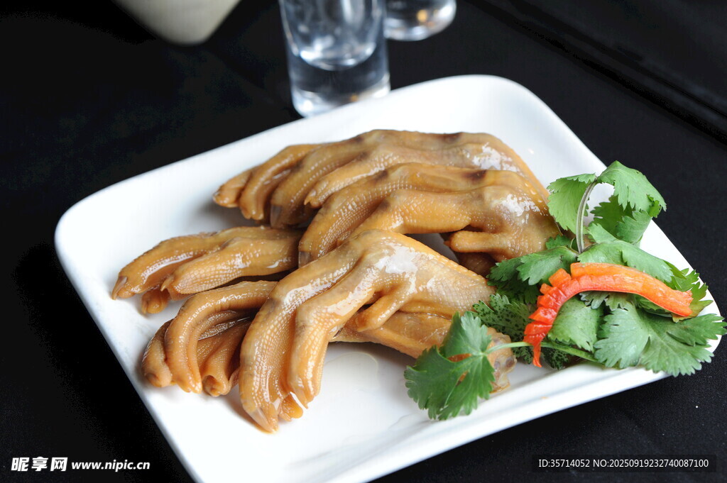 美味鹵雞爪配清新蔬菜