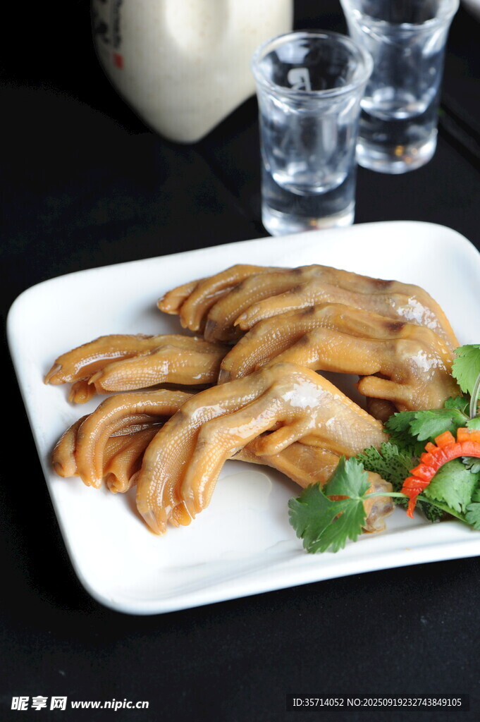 鹵鴨掌擺盤美食
