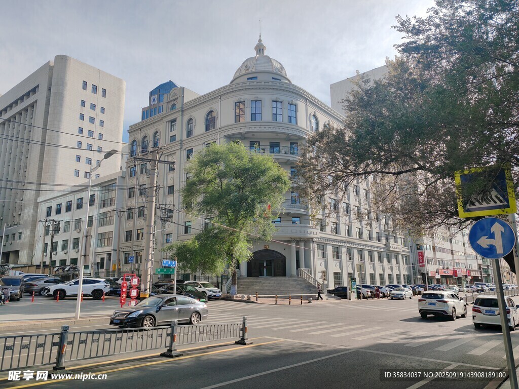 城市街道旁的古典風(fēng)格建筑