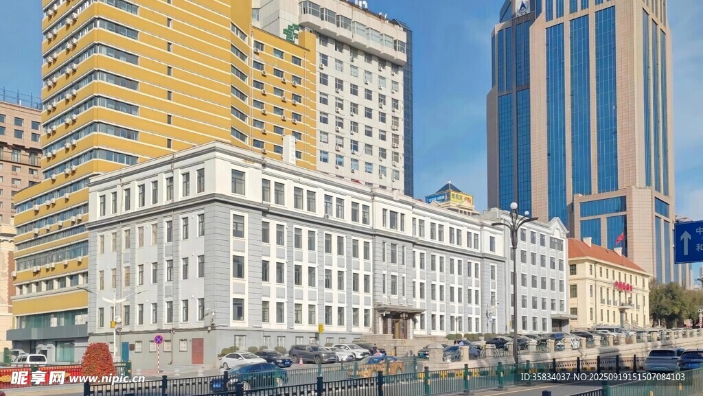 城市中現(xiàn)代與古典建筑并存