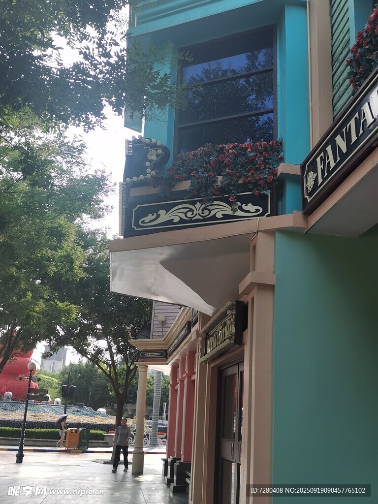 色彩明快的街邊建筑一角