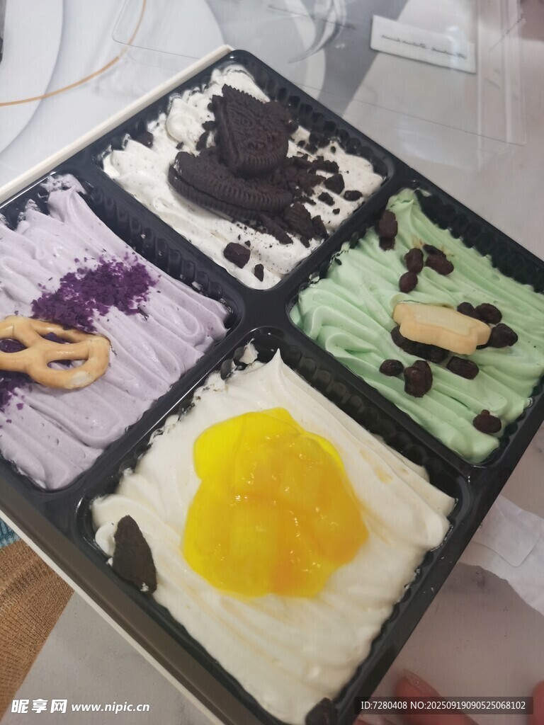 四格多彩美味甜品拼盤