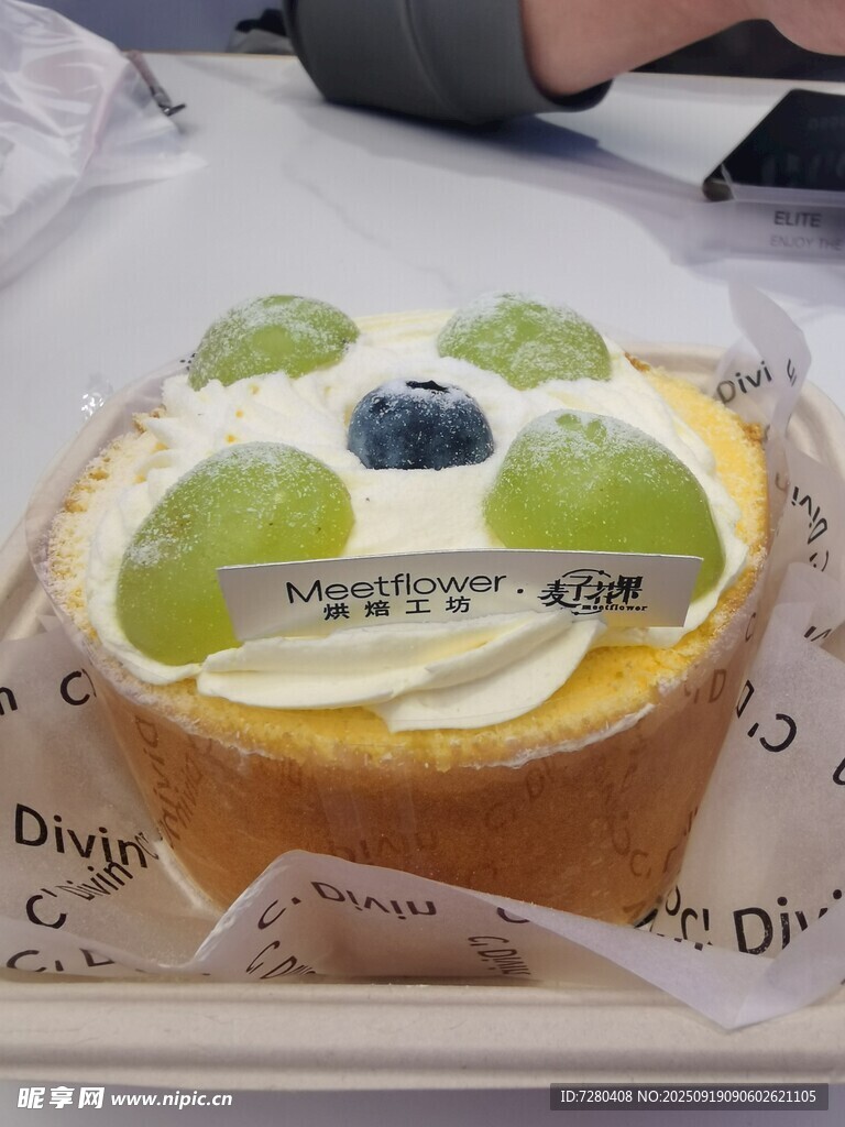 美味水果裝飾的精致蛋糕