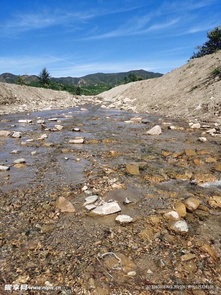 山間清澈溪流與碎石景觀
