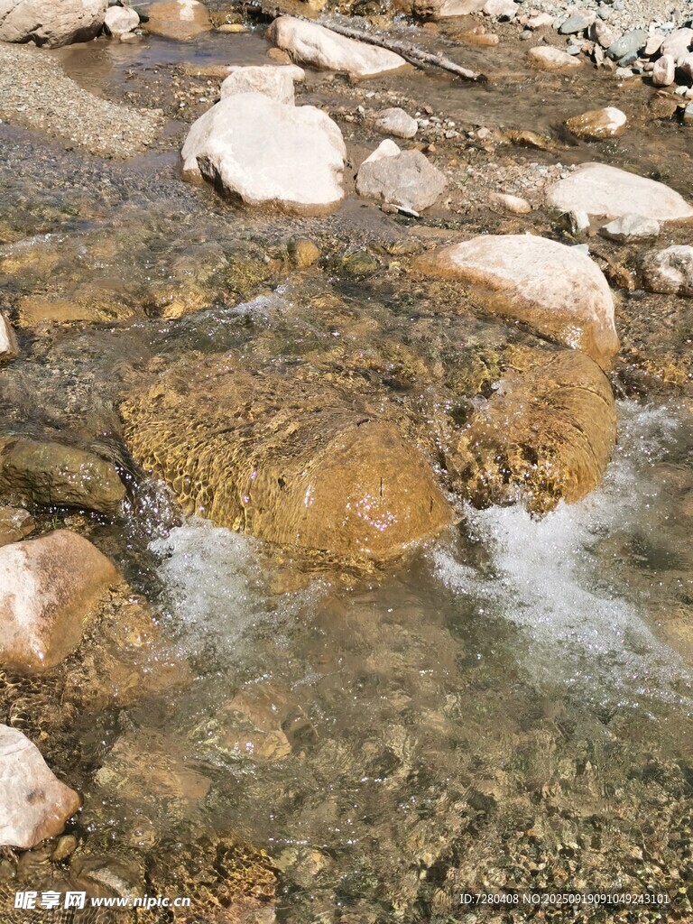 山間溪流中的石頭與流水