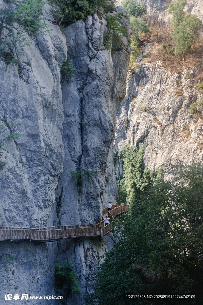 山間懸空棧道驚險(xiǎn)美景
