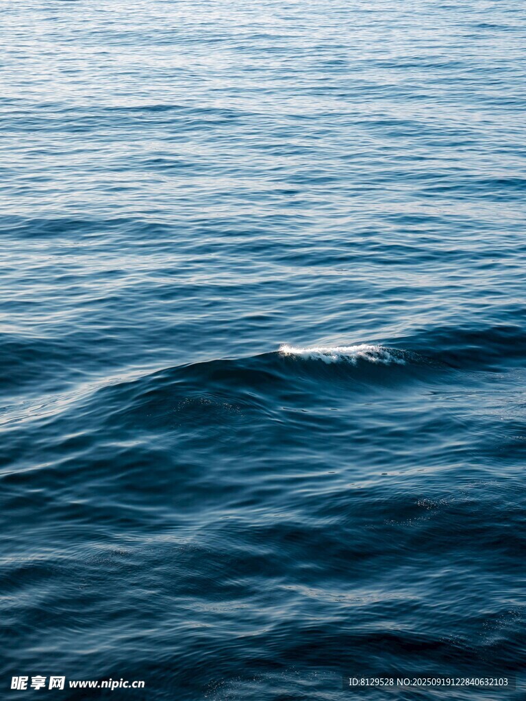 藍(lán)色海洋中的起伏波浪