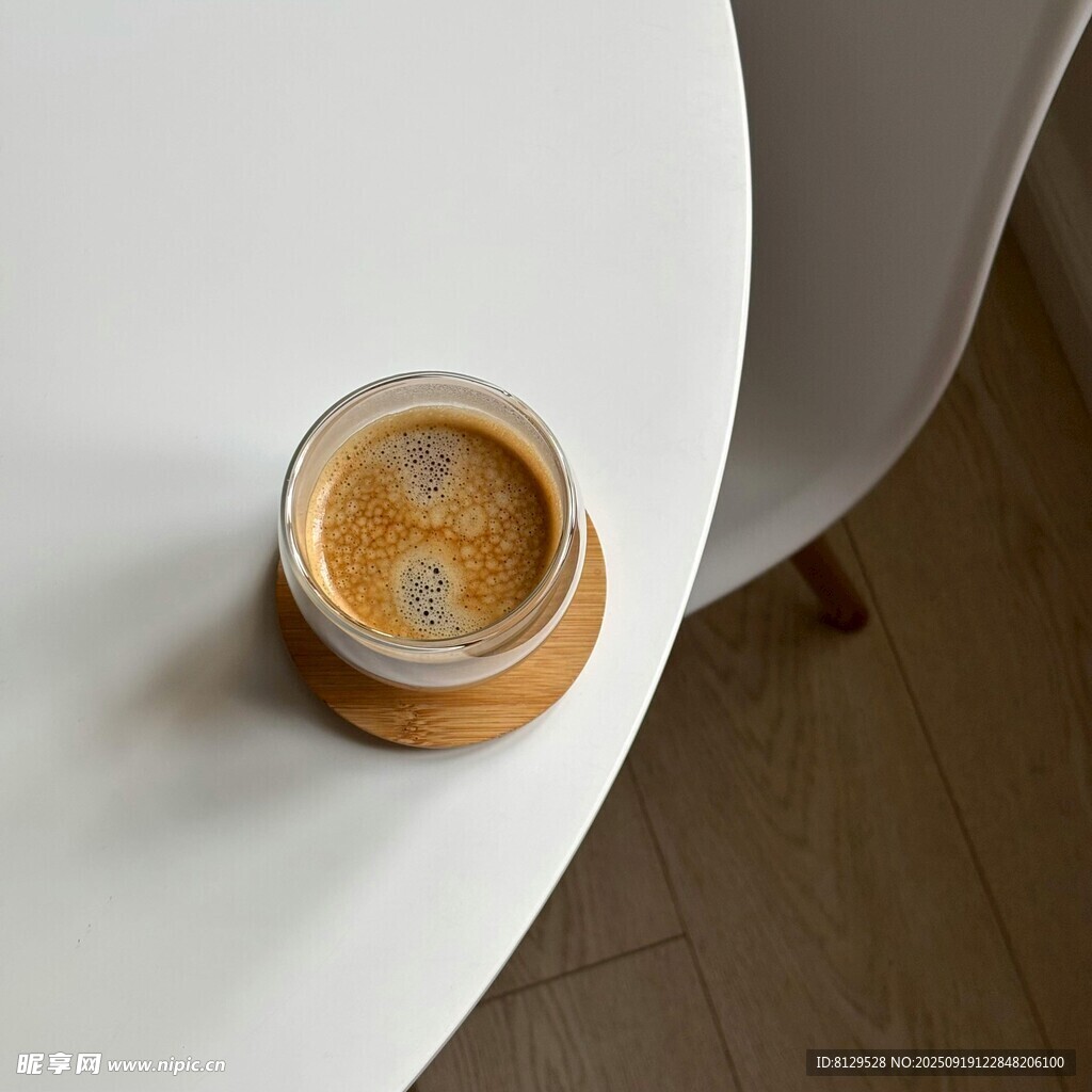 白色桌上的一杯咖啡