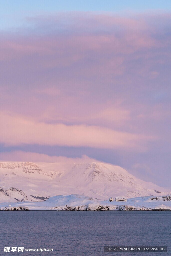 雪山湖畔夢幻天空美景