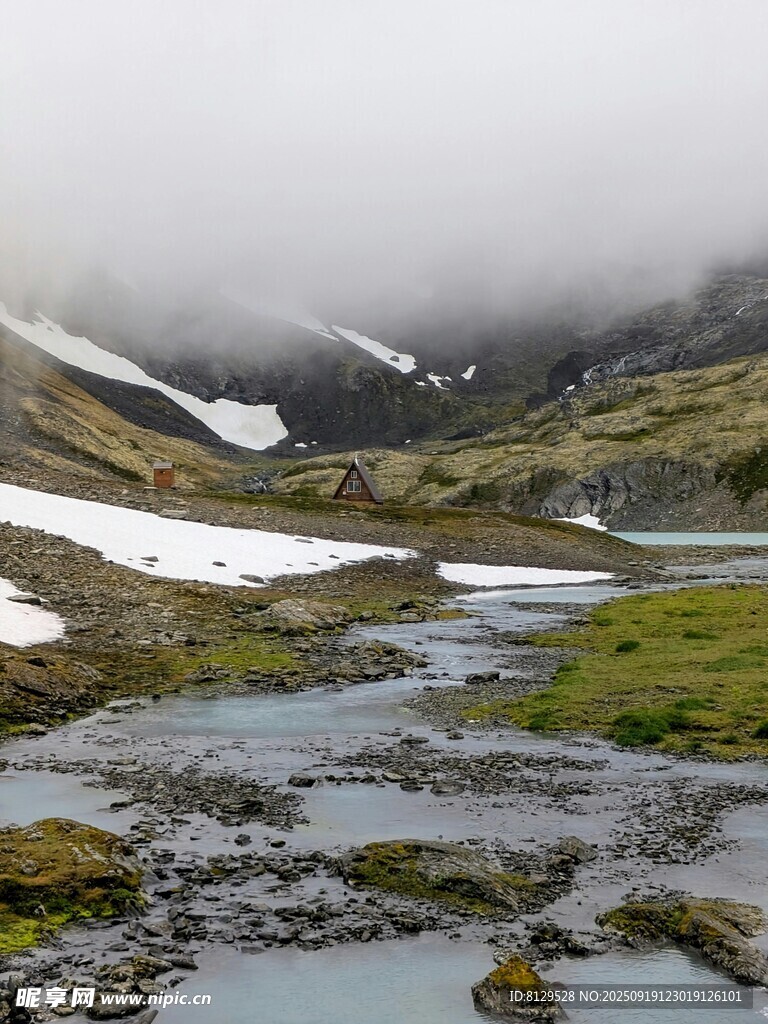 山間溪流云霧繚繞之景