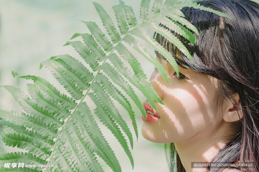 綠葉間的少女側(cè)顏