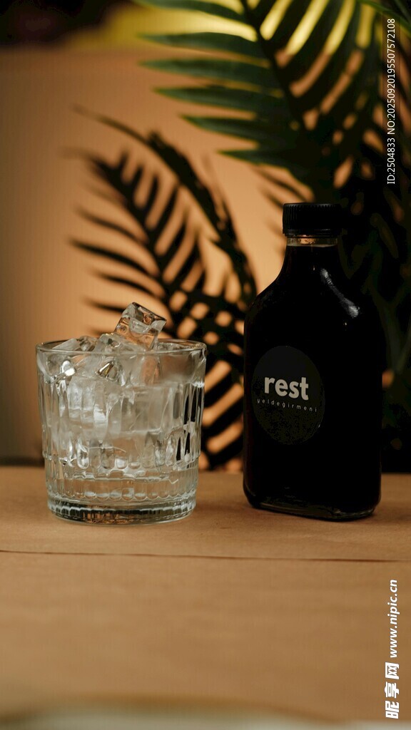 桌上酒瓶與帶冰玻璃杯