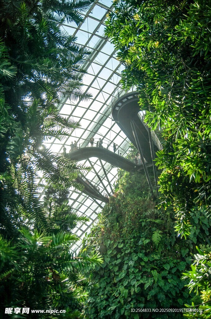 溫室中繁茂綠植與雕塑