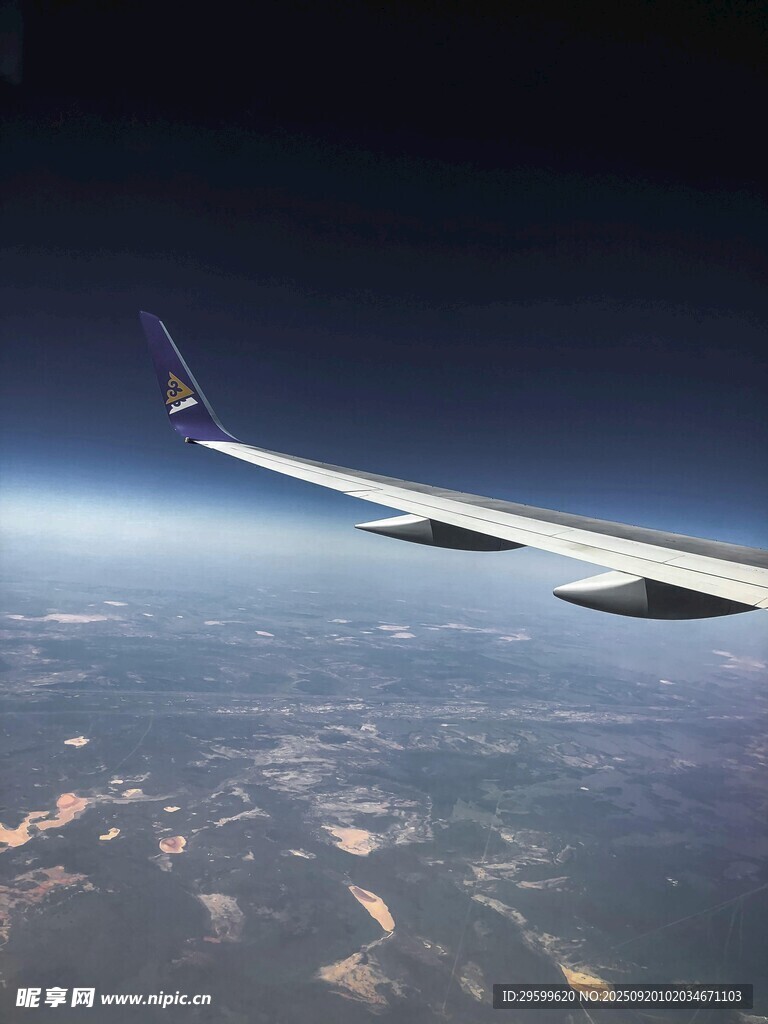 飛機機翼俯瞰壯麗云海