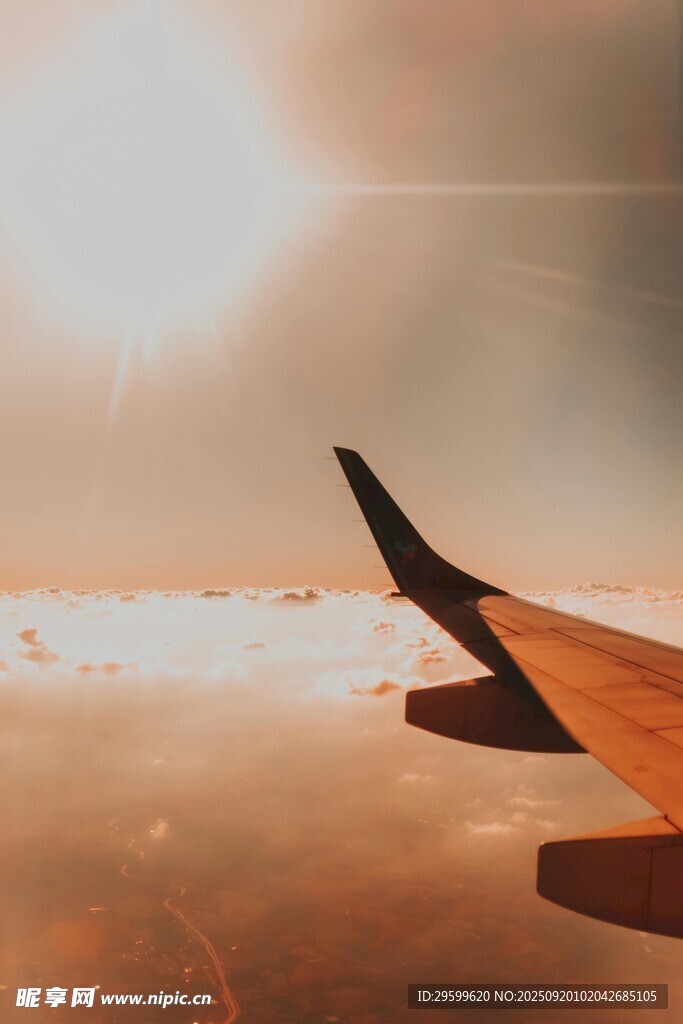 飛機(jī)機(jī)翼上的壯麗云端景