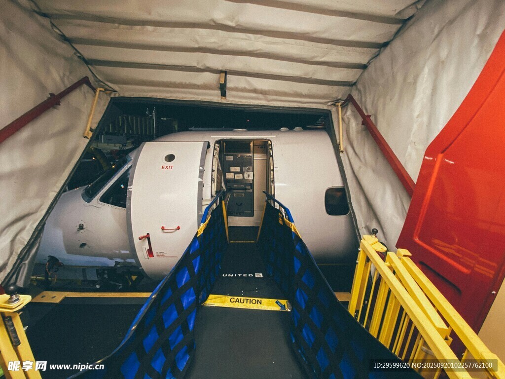 飛機(jī)貨艙內(nèi)部裝載場(chǎng)景