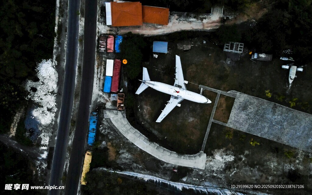 機場停機坪上的飛機