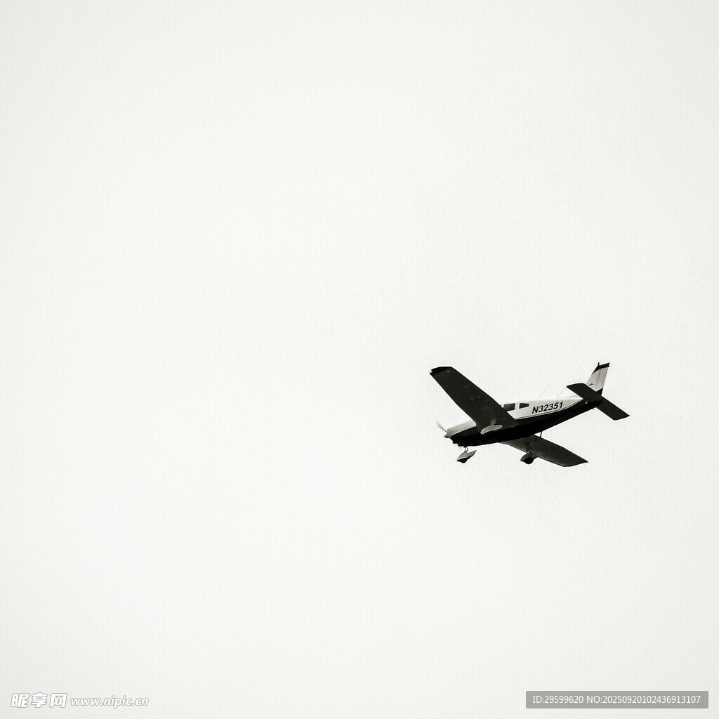 空中飛行的小型飛機