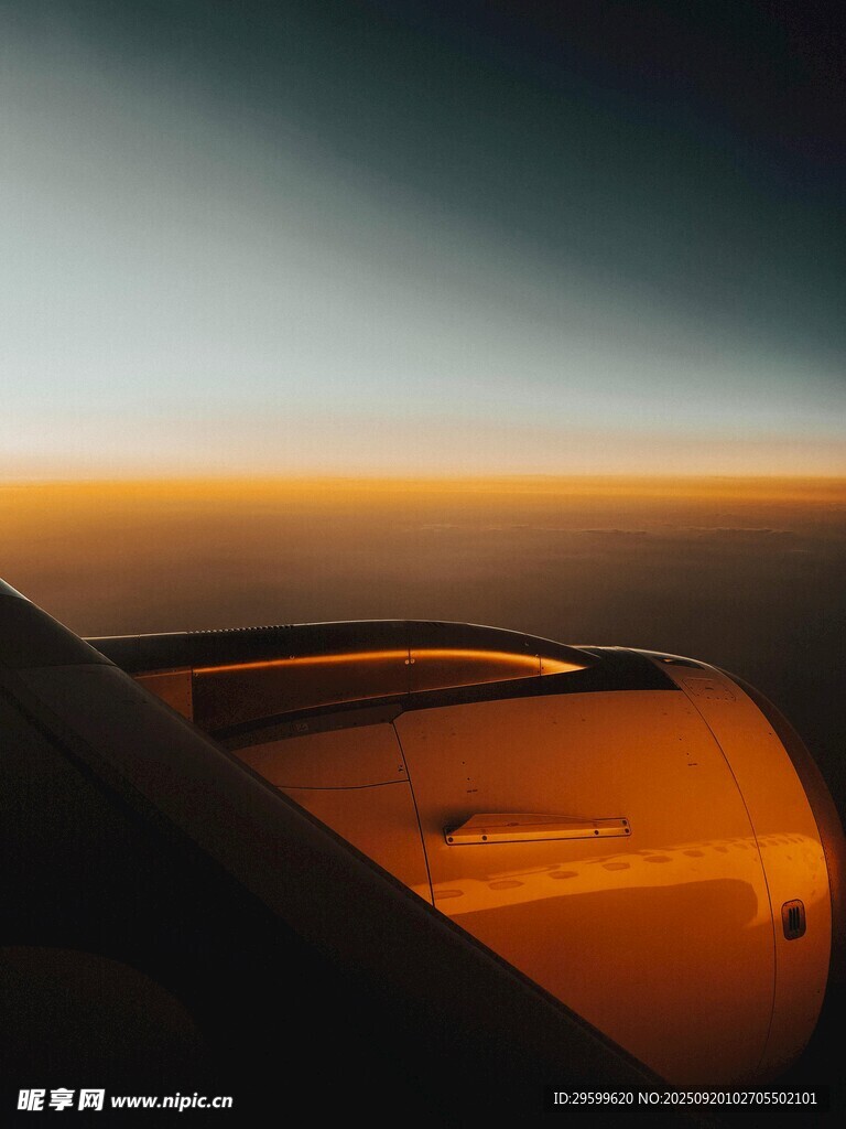 飛機引擎下的天際美景