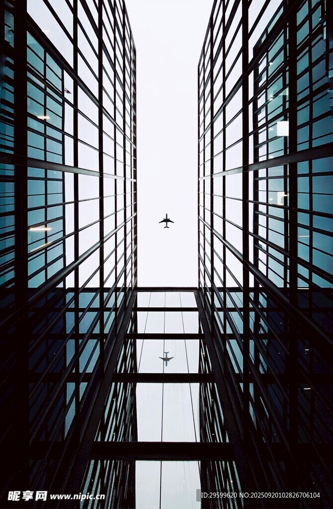都市高樓間的天空視角