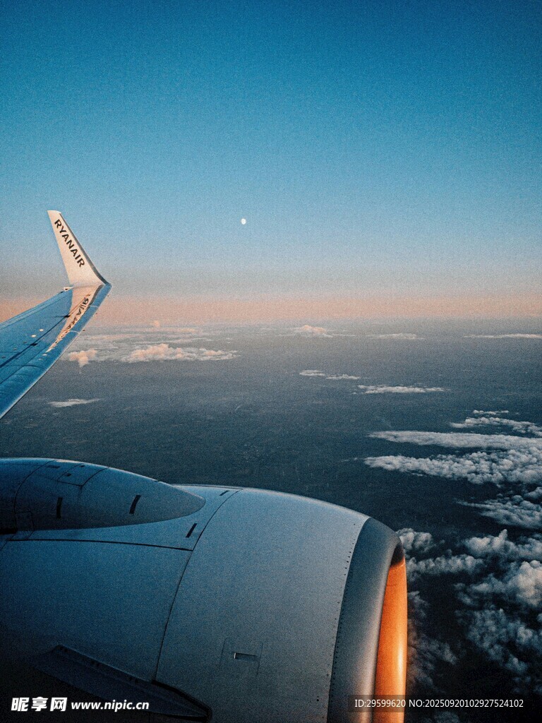飛機(jī)機(jī)翼視角下的天際美景