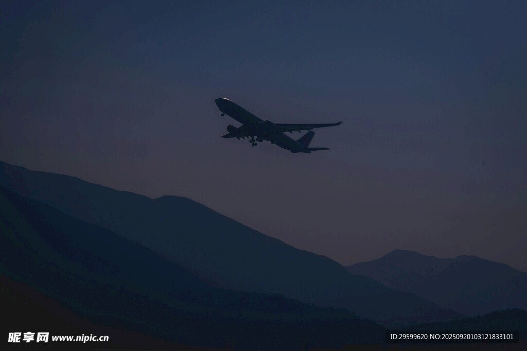 夜空中飛行的飛機(jī)