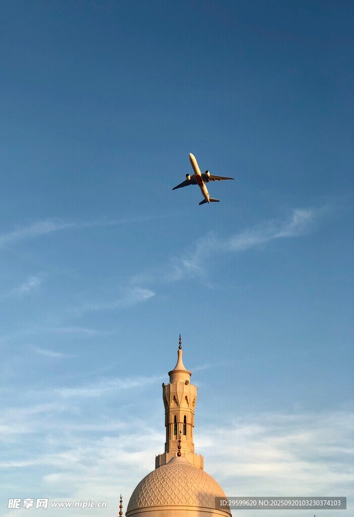 飛機(jī)飛過金色建筑上空