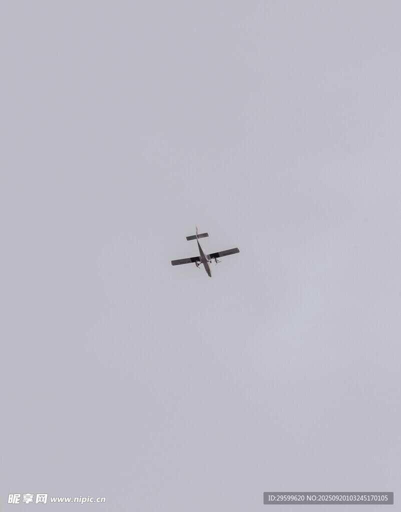 空中飛行的小型飛機(jī)