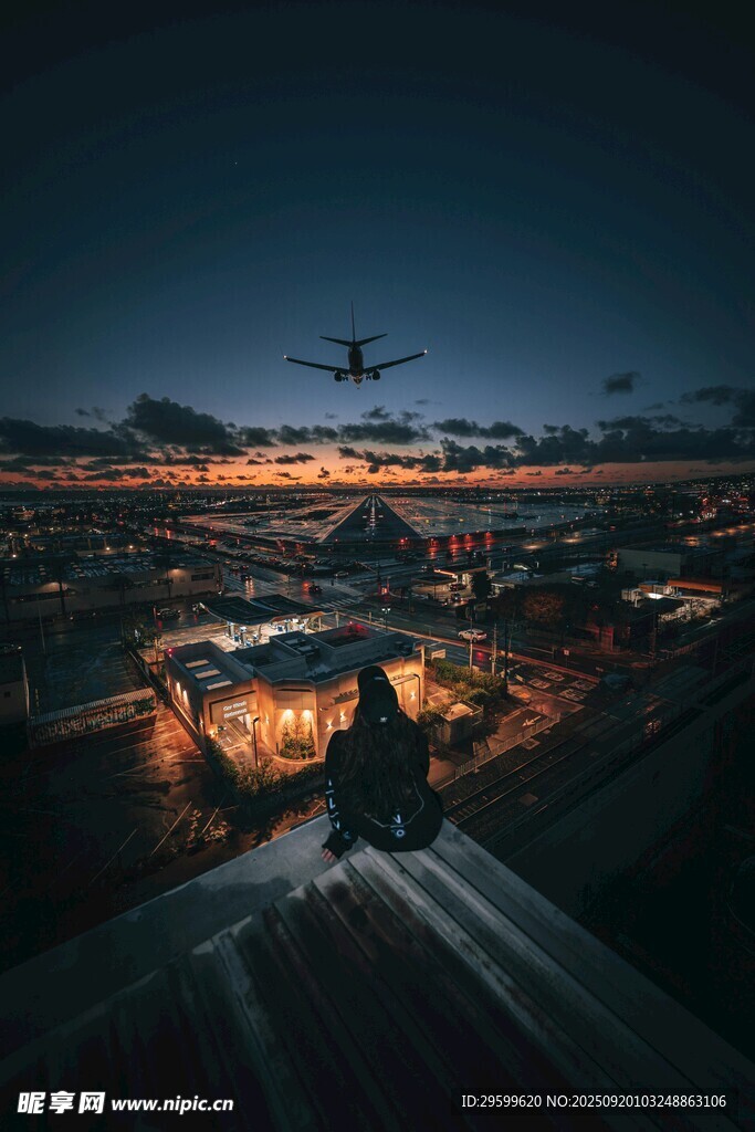 城市夜景中的直升機(jī)俯瞰