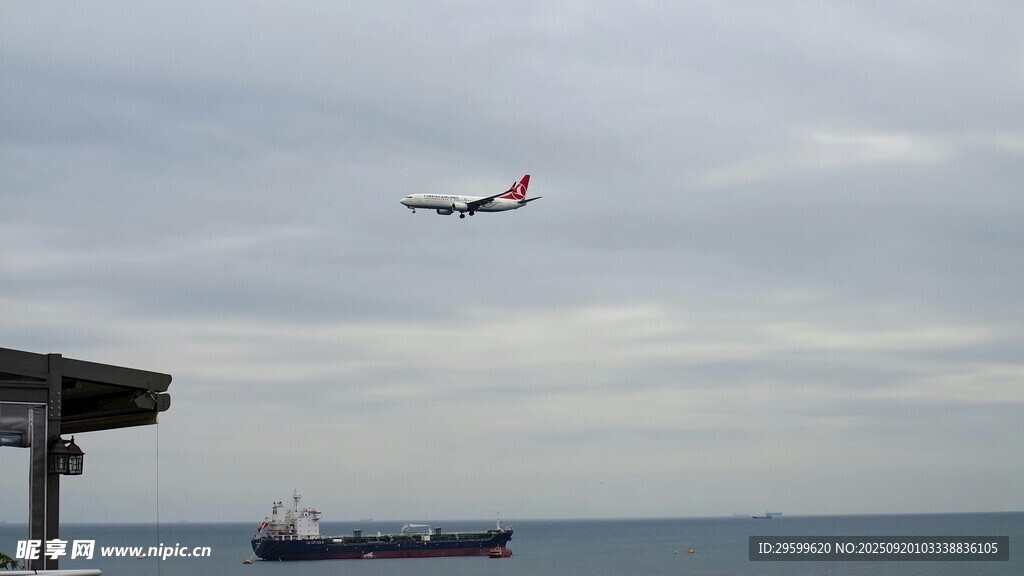 飛機(jī)飛越海面與船只