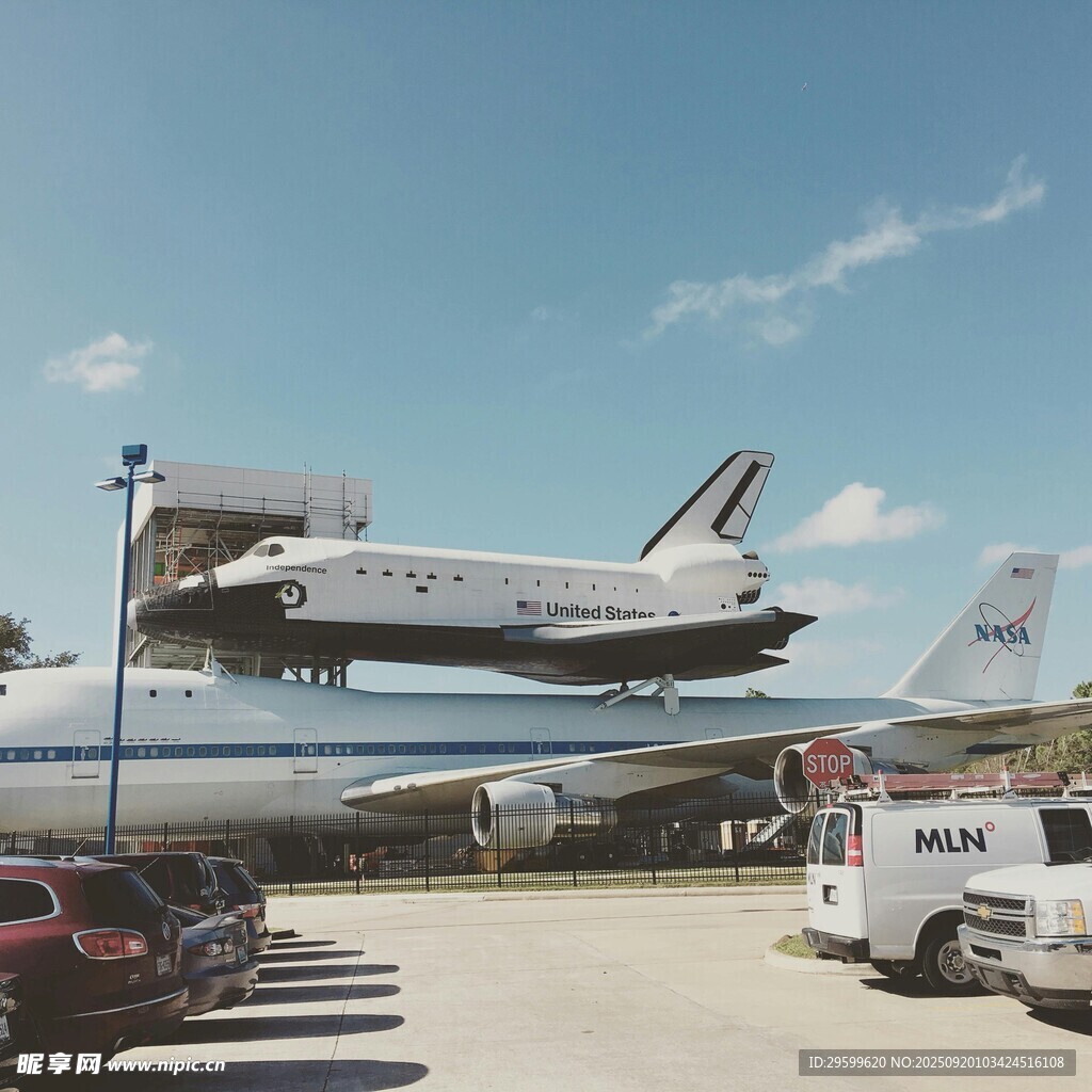 航天飛機搭載在飛機上展示