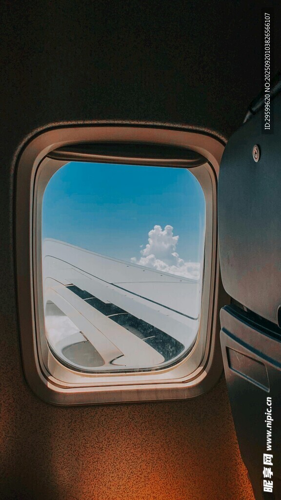 飛機(jī)舷窗視角的云端美景