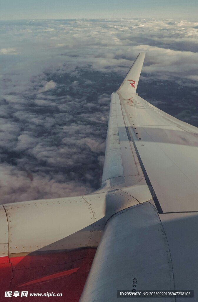 飛機(jī)機(jī)翼與云端美景