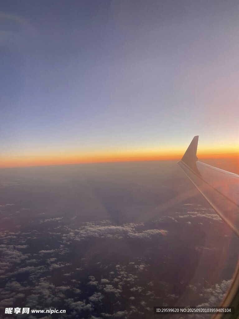 飛機(jī)窗外的壯麗天際景觀