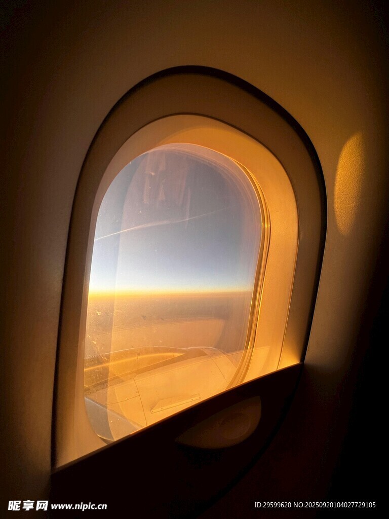 飛機(jī)舷窗中的壯麗景致